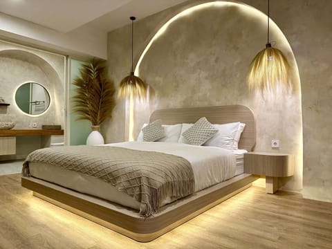 Hypo-allergenic bedding, in-room safe, desk, laptop workspace