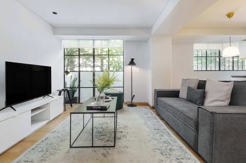 Warm and Inviting Lounge Area