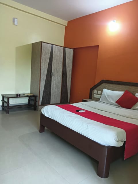 Desk, WiFi (free), bed sheets