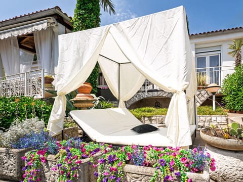 Furniture, Outdoor Furniture, Garden, Gazebo, Flowerpot, Shade, Resort, Houseplant, Outdoor Structure, Eco Hotel