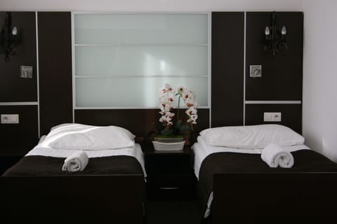 Classic Twin Room, Non Smoking, Private Bathroom | Desk, cribs/infant beds, free WiFi, bed sheets
