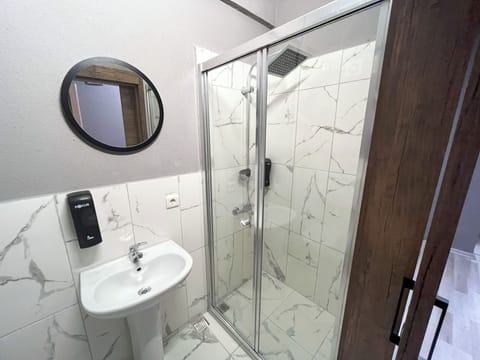 Triple Room | Bathroom | Shower, hair dryer, slippers, towels