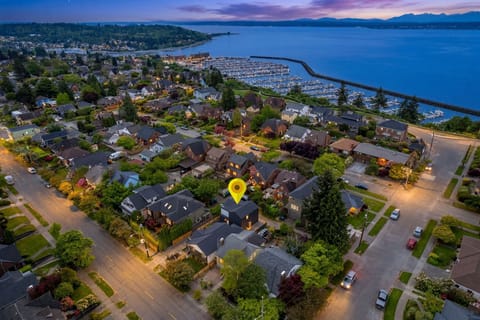 Minutes from Sunset Hill Park and Golden Gardens.