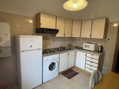 Economy Apartment | Private kitchen | Fridge, microwave, stovetop, cookware/dishes/utensils