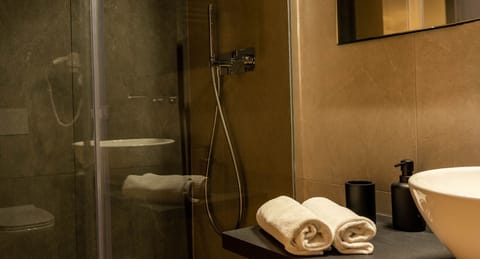 Quadruple Room Demetra | Bathroom | Shower, hair dryer, towels, soap