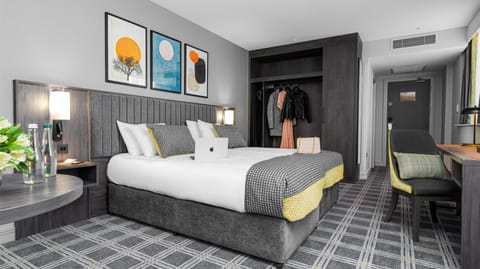 Twin Room, 2 Twin Beds | Premium bedding, in-room safe, desk, blackout drapes