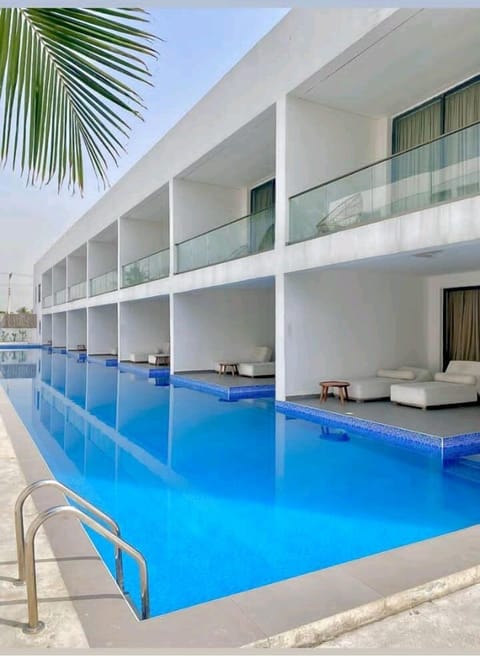 2 outdoor pools