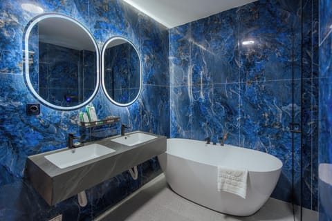 Grand Room | Bathroom | Shower, free toiletries, hair dryer, slippers