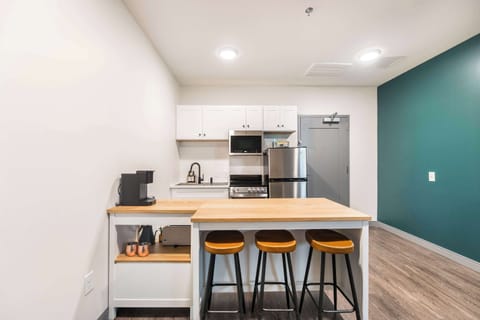 Fully Equipped Kitchen with Kitchen Island