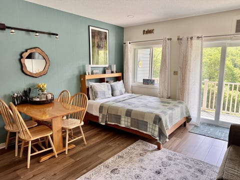 Relax in our comfy queen bed, smart TV and Beautiful sights and sounds of nature!