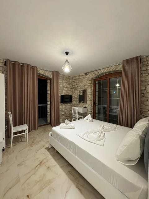 Comfort Double Room, Courtyard View | Blackout drapes, soundproofing, free WiFi, bed sheets