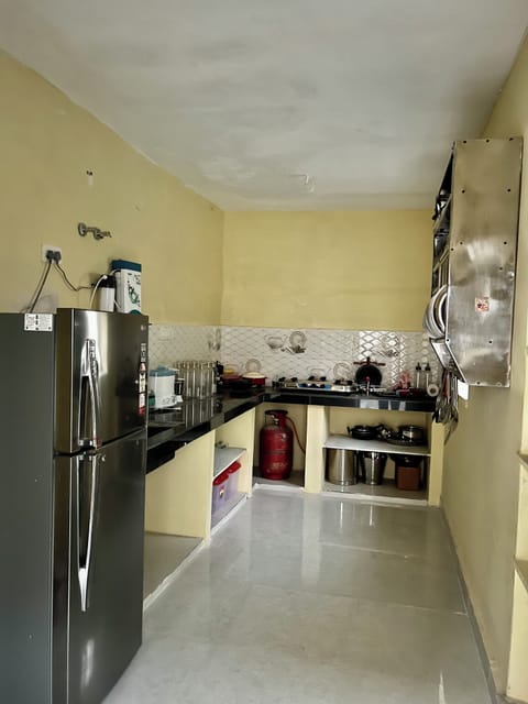 Full-size fridge, dishwasher, toaster, rice cooker