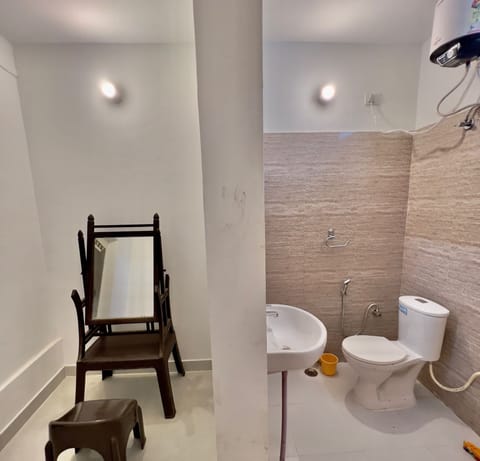 Deluxe Double Room, Balcony, Courtyard View | Bathroom | Shower, towels, soap, toilet paper