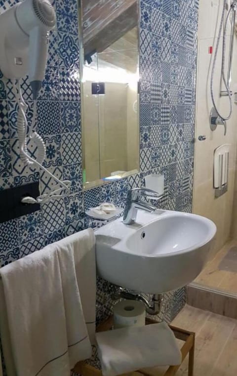 Junior Suite, City View | Bathroom