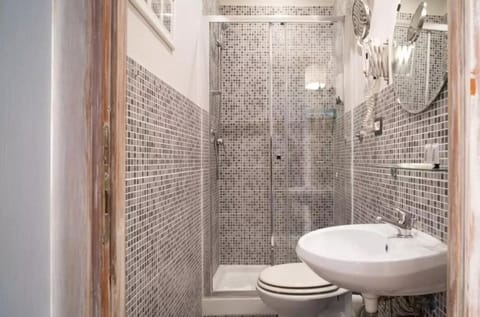 Comfort Double Room, City View | Bathroom | Shower, free toiletries, hair dryer, towels