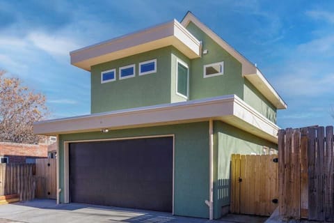 New, well designed MIL apt on top of garage. 