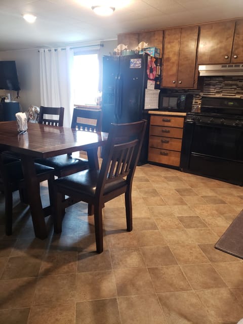 Open kitchen, seating for 6+