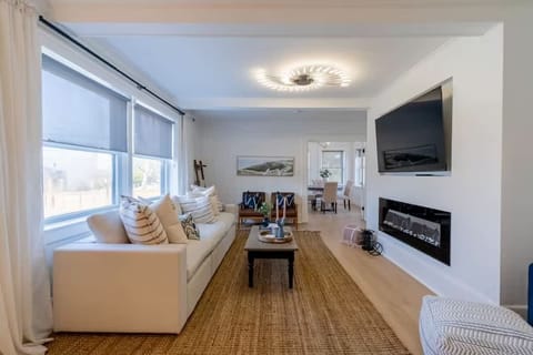 Cozy Living Room with Smart TV & Fireplace!