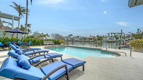 Poolside Lounges