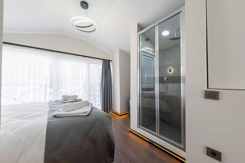 Deluxe Room, Balcony | Minibar, soundproofing, iron/ironing board, free WiFi