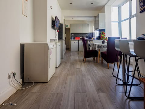 Standard Double Room, Balcony | Private kitchen | Full-size fridge, microwave, oven, cookware/dishes/utensils