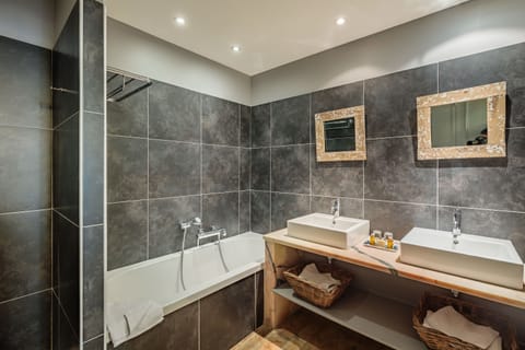 Junior Suite (B) | Bathroom | Free toiletries, hair dryer, towels