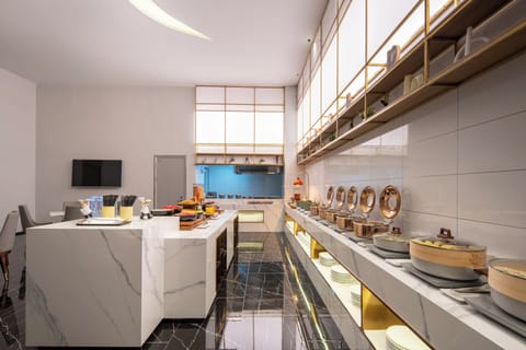 Daily buffet breakfast (CNY 38 per person)