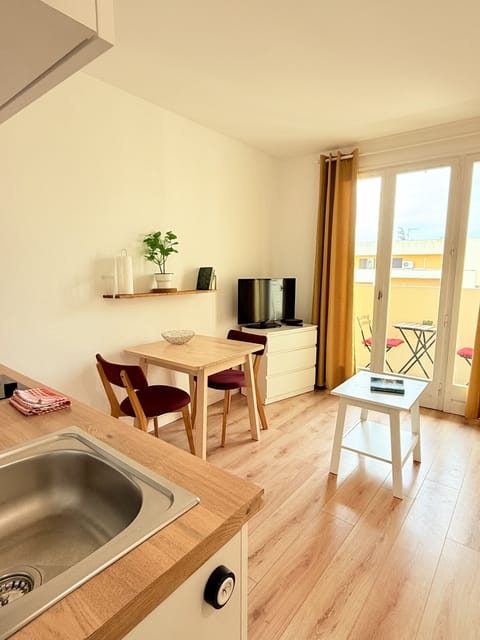Studio, Balcony, Partial Lake View | Lounge