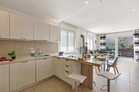 Family Apartment, Multiple Bedrooms (Thomas's House) | Private kitchen | Fridge, microwave, oven, stovetop