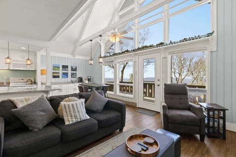 Step into the warmth of this family-friendly mountaintop retreat, where the open-plan living area unveils a modern haven across three levels. Cozy comforts and contemporary style await your every step!