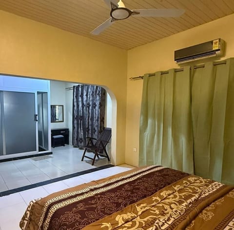 Apartment, 2 Bedrooms, Accessible, Smoking | Bathroom