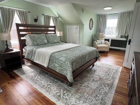 Green Room, Queen Bed and reading nook