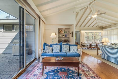 House, Multiple Beds, Patio, Garden View (OAK AVENUE 77) | Living area | Fireplace