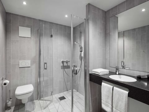 Family Quadruple Room | Bathroom | Hair dryer, towels, soap, shampoo