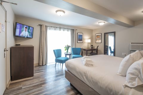 Standard Room, 1 King Bed | Iron/ironing board, WiFi (free), bed sheets