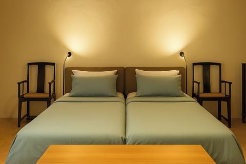 Deluxe Studio Suite, Patio, Garden View | Individually decorated, individually furnished, desk, laptop workspace