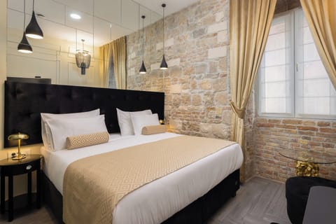 Luxury Room 2 | In-room safe, desk, laptop workspace, soundproofing