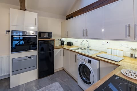 Cottage | Private kitchen | Fridge, microwave, oven, stovetop