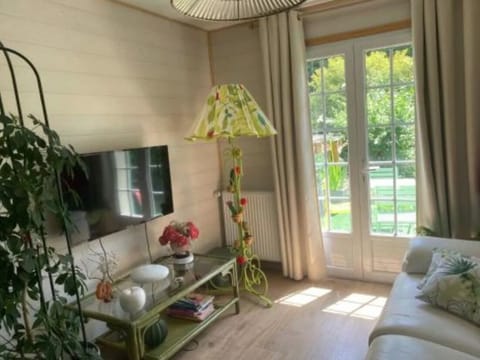 Deluxe Apartment, Garden View | Living area