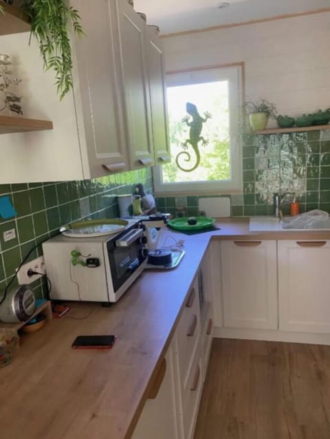 Deluxe Apartment, Garden View | Private kitchen | Highchair