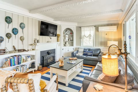 Bristol Vacation Rental | 2BR | 1BA | 825 Sq Ft | 6 Steps Required