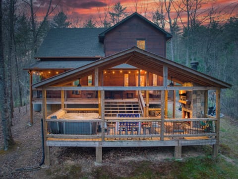 Relax at Birdie Blue w/ 3 king beds, arcades, deck, jacuzzi, firepit & more!