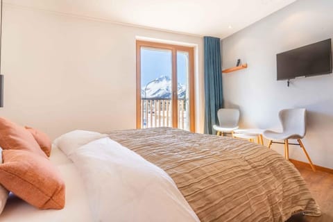 Basic Double Room, Mountain View | Minibar, in-room safe, blackout drapes, soundproofing