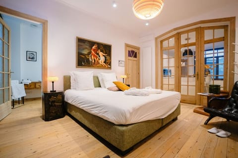 Luxury bedroom with kingsize bed