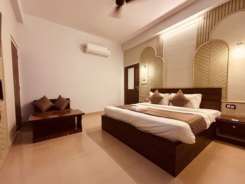 Premium Room | Egyptian cotton sheets, premium bedding, memory foam beds, in-room safe
