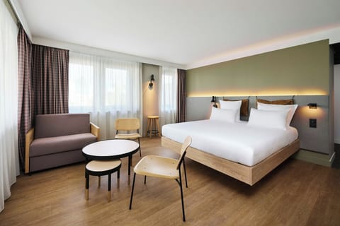 Room, 1 Queen Bed | Premium bedding, laptop workspace, free WiFi, bed sheets