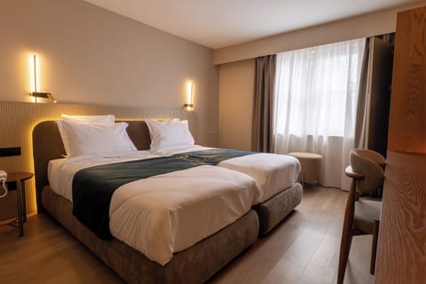 Standard Twin Room | In-room safe, desk, laptop workspace, blackout drapes