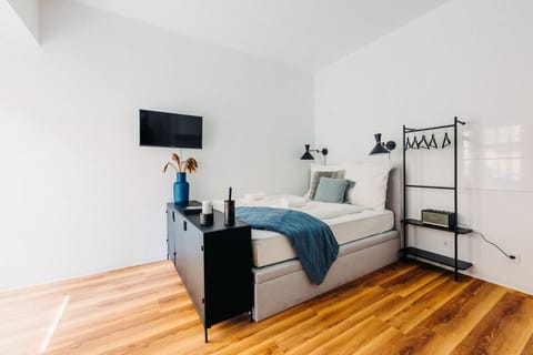 Modernes Schlafzimmer mit Smart-TV und stilvoller Einrichtung - Perfekte Kombination aus Komfort und Eleganz