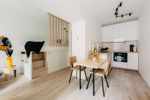 Cleveres Wohnen mit Stil! Dieses durchdachte Apartment bietet eine gemütliche Schlafgalerie, eine voll ausgestattete Küche und einen modernen Essbereich. Perfekt für kurze oder längere Aufenthalte – hier fühlst du dich direkt wie zu Hause! ✨️