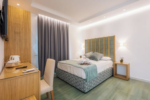 Classic Room, Garden Area | Minibar, in-room safe, desk, blackout drapes